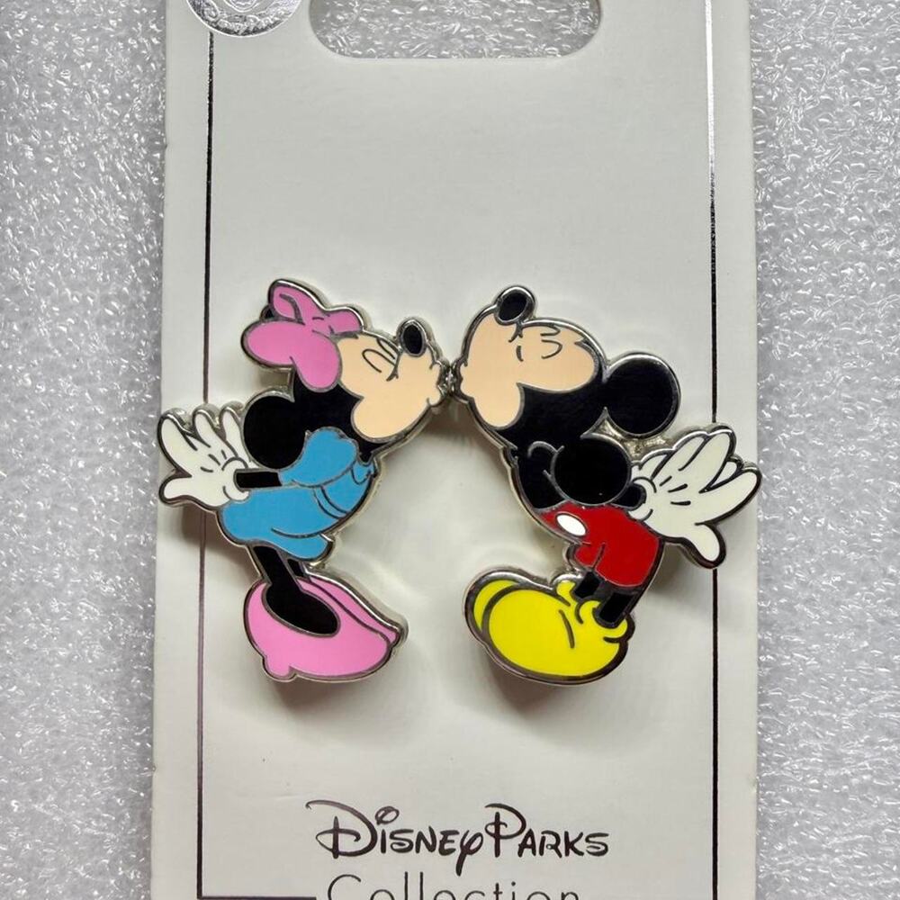 Disney mickey and minnie kissing Magnet pin